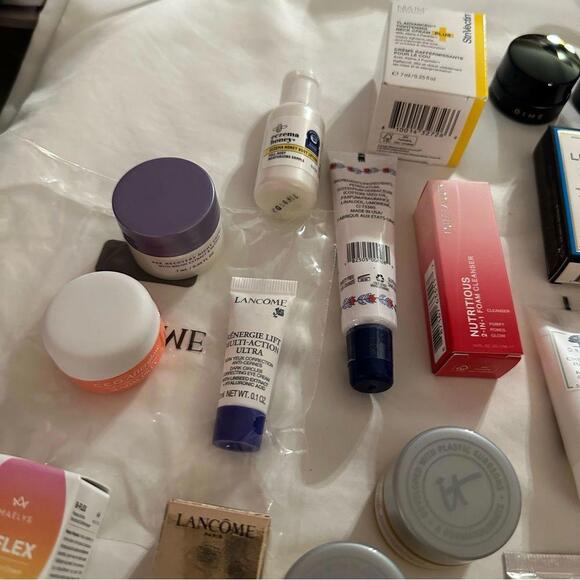 Ultimate Skincare minis travel set - Picture 10 of 12